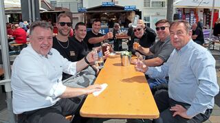 Ein Hoch auf den Hafenmarkt: Rainer Weiglein (v. l.), Kevin Rosenow, Marcel Martini, Jerome Borowitz, Stefan Klewe, Steffen Borowitz und Erhard Metzler freuen sich über die Möglichkeit, in der Nachmittagssonne zusammenzusitzen.