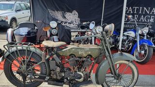 Am Stand von „Patina Garage“ finden Motorradfans historische Modelle von Harley Davidson.