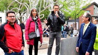 Sind froh, dass es mit der Zunftbaumstellung geklappt hat: der Vorsitzende der Rohrhöfer Göggel Christian Nordheim (v. l.), die Vorsitzende des Gewerbevereins Helga Fassl, der frühere langjährige Vorsitzende des Gewerbevereins Thomas Zoepke und Bürgermeister Dr. Ralf Göck.