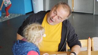 Erzieher Stephan Kretzschmar ist einer von vielen Ehrenamtlichen, die in der Kinderbetreuung für Flüchtlinge im Jugendzentrum „Go in“ tätig sind. Die kleine Viktoria freut es.