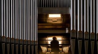 Der Zweite Domorganist Christoph Keggenhoff eröffnet an der großen Seifert-Orgel mit Werken der Komponisten Bach, Buxtehude, Letocart und Fleury den bis in den November hinein laufenden Internationalen Orgelzyklus im Dom zu Speyer.