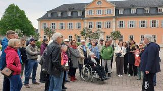 Der musikhistorischer Stadtrundgang führt auch in den Ehrenhof des Schlosses. Rüdiger Thomsen-Fürst (r.) erklärt den interessierten Zuhörern den Bezug dieses Ortes zur Hofmusik.