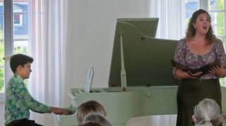 Marc Lohse (Klavier, l.) und Ursula Hensges (Mezzosopran, r. ) gestalten zusammen mit Yuka Arihara das Konzert im Palais Hirsch.