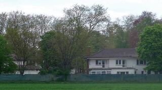 Bei der Straßenbahnverlängerung wäre eine Trasse vom Pfaffengrund aus, östlich entlang der Autobahn und südlich der Wild-Werke vorbei nach Patrick-Henry-Village, denkbar. Hier im Bild sind ehemalige Offiziershäuser der US-Armee zu sehen.