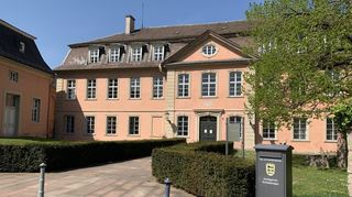Vor dem Amtsgericht Schwetzingen wurde gegen den Inhaber einer Firma verhandelt, die mit 2021 mit der Abhängung des Weihnachtsschmucks in der Fußgängerzone beauftragt war.
