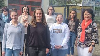 Annett Mellentin (v. l.), Gisela Schulze, Barbara Oelschläger, Maria Klein-Kneller, Nadine Klimek, Sandra Worrow, Vanessa Hilbert, Kirsten Erbach, Sina Mönch und Delia Leibel freuen sich über die Spende der CDU um Jutta Schuster (rechts).