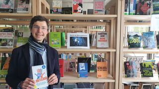 In der Gemeindebücherei steht Christian Sauer vor einem Regal, das für die „Woche der Meinungsfreiheit“ mit der Thematik entsprechender Literatur gefüllt ist.
