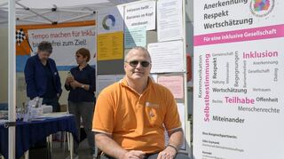Rudi Bamberger ist Behindertenbeauftragter der Gemeinde Brühl, er informierte am Stand vor dem Landratsamt in Heidelberg über seine Arbeit.