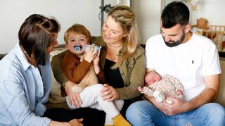 Hebamme Katharina Schmid-Spindler stattet Kathrin und Sven Mitsch auch am zweiten Tag nach der Entlassung aus dem Krankenhaus einen Hausbesuch ab. Während Papa Sven die fünf Tage alte Thea hält, hat der zweijährige Henri es sich bei Mama Kathrin gemütlich gemacht. Katharina Schmid-Spindler spricht mit der Familie über die neue Situation und richtet Grüße von der Kollegin aus dem Kreißsaal aus.