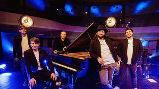 Vom Flügel aus leitet Florian Sitzmann seine Formation Söhne Mannheims Piano - auch am 8. Mai bei "Sound Of Peace" am Mannheimer Schloss.
