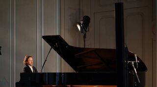 Ausdrucksstarkes Spiel: der deutsche Pianist Martin Helmchen beim Konzert in Schwetzingen.