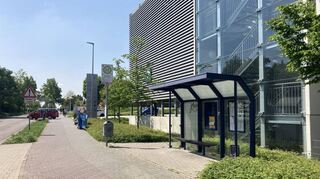 Hier ist die Bushaltestelle vor dem Parkhaus am Speyerer Diakonissen-Stiftungs-Krankenhaus zu sehen. Sie wird jetzt barrierefrei umgebaut.