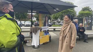Sie will mit frischen Ideen überzeugen: Bürgermeisterkandidatin Nimonh Kaiser-Patthavong an ihrem Infostand auf dem Wochemarkt.
