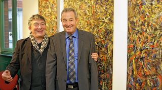 <p>Der Künstler Tom Baumann (links) erklärt Hauptamtsleiter Lothar Ertl - im Rathaus unter anderem für die Kulturarbeit zuständig - eines seiner Werke.</p>