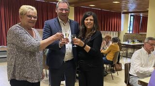 Ein Prosit zum Jubiläum: Anita Pohl (v. l.) Bürgermeister Jürgen Kappenstein und Michaela Issler-Kremer stoßen auf den Seniorenbeirat an.