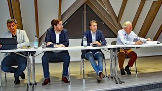 Altlußheims CDU-Vorsitzende Ines Schweickert (r.) begrüßt auf dem Podium im Museum „Autovision“ Rudi Lehmayer (v. l.), Andreas Sturm, Christian Mildenberger und Gastgeber Horst Schultz.