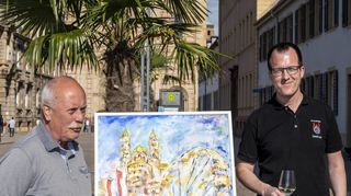 Der Service Club Round Table 63, rechts Präsident Daniel Lutz, stellt auf der Maximilianstraße das vom Speyerer Künstler Johannes Doerr (l.) gemalte Bild der Benefizaktion vor, die im Rahmen des vom Verkehrsverein organisierten Brezelfestes stattfinden wird und deren Erlös einem gemeinnützigen Zweck in der Stadt Speyer zufließen wird.