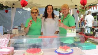 Die Landfrauen nehmen erstmals mit einem Stand teil: Brigitte Hafner (v.l.), Annette Decker und Birgit Rinklef haben ihren Spaß.