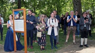 Der Spargelsamstag ist die passende Gelegenheit für die Vernissage der gemeinsamen Open-Air-Wanderausstellung von Schwetzingen und Karlshuld – natürlich am Platz der Freundschaft an der von Ecke Hebel- und Hildastraße.