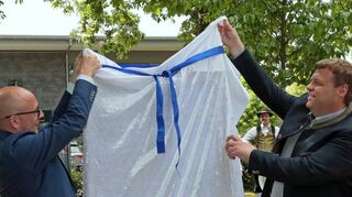 Oberbürgermeister Pöltl und Michael Lederer, Bürgermeister von Karlshuld, enthüllen die Tafel der neuen Ausstellung.