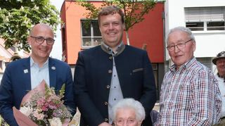 Linni Heimburger (vorne) zeigt die Verdienstmedaille, dahinter stehen OB. Dr. René Pöltl (v. l.), Michael Lederer und Siegfried Schäfer.