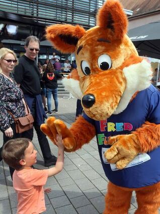 Zeitungsmaskottchen Fred Fuchs hat neue Freunde gewonnen.