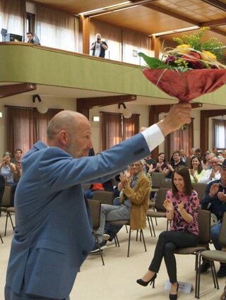 „Seht her, ich bin euer neuer Bürgermeister!“ – Timo Wangler holt bei der Wahl am Sonntag über 50 Prozent der Stimmen und freut sich in der Rheinhalle riesig.