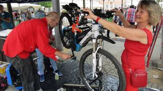 Jutta Köhler aus Schwetzingen beim ADFC-Fahrrad-Check am Schlossplatz.