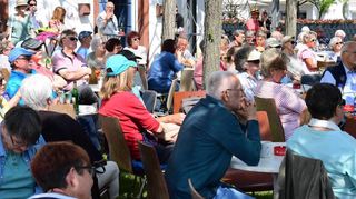 Der frühsommerliche Tag lockte zahlreiche Besucher in den Biergarten des Alten Bahnhofs.