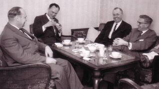 Ein Treffen der Görler-Verantwortlichen Ende 1950er Jahre führt (v. l.) Dr. Schweitzer, Vertriebsleiter Kluger, Chuck Richmann als Vertreter für den amerikanischen Markt und Dr. Gerhard Mangold zusammen.