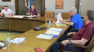 Bernd Bürkle (v.l.) und Jürgen Kugler von der Interessengemeinschaft Ketscher Vereine mit Günther Klefenz und Klaus Hoffman von den Tanzfreunden im Sitzungssaal des Rathauses bei der finalen Besprechung für das Maifest.