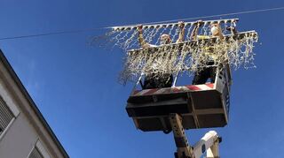 Eine Fachfirma befestigt hier die Weihnachtsbeleuchtung in der Mannheimer Straße. Die Befestigung einer solchen Beleuchtung löste sich – so kam es zum Unfall.