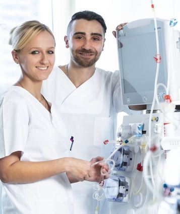 In den Dialysen der ze:roPRAXEN arbeiten Pflegekräfte mit modernster Technik und ganz nah am Patienten.