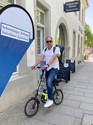 Abfahrbereit: Joachim Klaehn – für dieses Foto noch ohne Fahrradhelm – vor der Redaktion der Schwetzinger Zeitung.