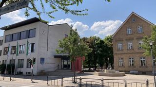 Die Mannheimer Straße in Oftersheim. Hier ist unter anderem die Gemeindeverwaltung beheimatet. Der Blick geht bereits in Richtung September – da steht bekanntlich die Bürgermeister-Wahl an.