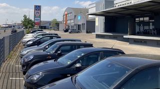 Auf diesem Parkplatz in der Mannheimer Landstraße will die Apotheke im Real nach der Schließung des Einkaufszentrums ein Übergangsdomizil errichten.