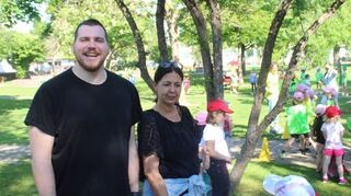 Sabine Hillengaß und Jannik Geisler vom Kindergarten Fohlenweide freuen sich mit den Kindern über die Möglichkeiten, die der „1. Kurpfälzer Minilauf“ bietet.