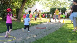 Kleine Extrasprünge in und aus Plastikreifen machen den Parcours anspruchsvoller und sorgen für noch mehr Bewegung – und Spaß an den spielerischen Übungen.