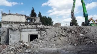 Das ist der Rest des Gebäudes, das seit 1986 als Altenheim St. Elisabeth genutzt wurde. Das Erdgeschoss ist von Schutt umgeben, der dem Abrissbagger als Rampe diente. Die letzten noch stehenden Mauern sollen an Montag fallen.