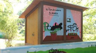 Verunstaltet: Die Holzhütte am Bouleplatz im Gartenschaupark ist zum wiederholten Mal durch Graffitis beschädigt worden.