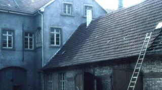 Dieses Bild zeigt den Innenhof mit dem alten Feuerwehr- gerätehaus.