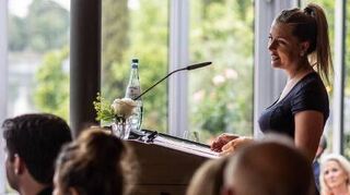 „Juniorchefin“ Emily bei ihrer Rede.