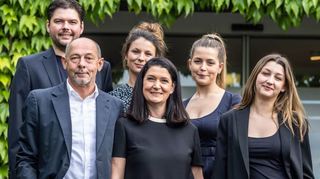 Die Familie: Hans und Susanne Keppel (vorne von links) und die Kinder Sebastian Kube mit seiner Frau Maja, Emily und Romy Keppel vor dem Seehotel.