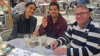 Sulem Calderon, Noah Mittmann-McBeth mit Redakteur Andreas Lin beim Frühstück im „Kaffeehaus“.
