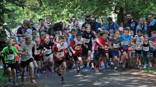 Wehe wenn die wilden „Kerle“ und „Hühner“ losgelassen werden: 60 Kinder starten über die Distanz von 1000 Metern. Den Schülerlauf in der Altersklasse U12 gewinnt Simon Rhein vom FV 1918 Brühl nach hervorragenden 3:12 Minuten.