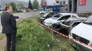 Bürgermeister Andreas Geron zeigt OB Pöltl einen Abstellplatz mit in Sinzig bei der Flut angeschwemmten und zerstörten Autos.