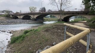 Diese Straßenbrücke hat das Hochwasser überstanden, das Ufer ist inzwischen neu angelegt, die Ahr lief über die Brücke hinweg.