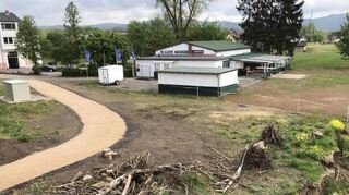 Im Vordergrund das zerstörte Ufer mit allerlei herausgerissenen Leitungen. Oben das Clubheim stand komplett unter Wasser. Links der neue Radweg wirkt fast fremdartig.
