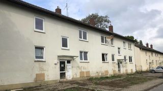 Ein städtisches Wohnhaus mit günstigen Wohnungen für Bürger, die Hilfsleistungen beziehen. Man sieht gut, bis wo das Wasser stand, es muss abgerissen werden.