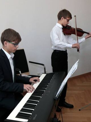 Laurin und Janis Stieger begeistern im Duett an Klavier und Geige.